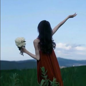 背影温柔气质女头像_文艺女生捧书背影头像，安静有品味，社交账号优选