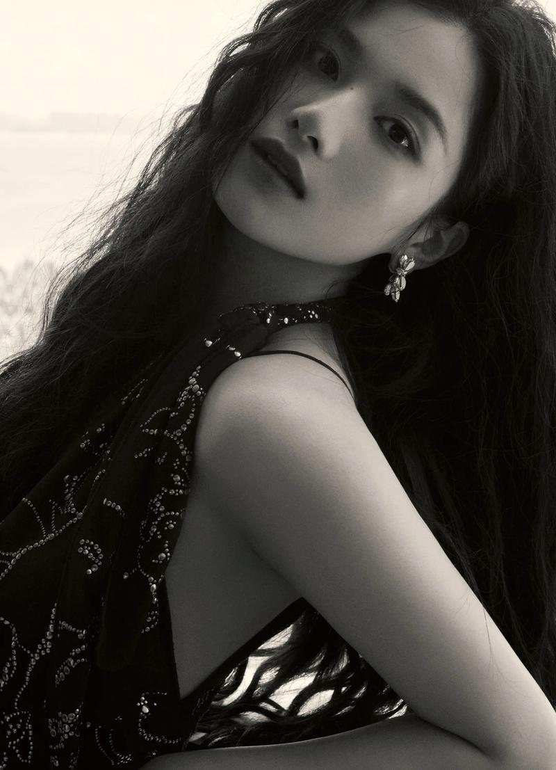 黑白图片美女_又美又勇敢，每张都是传奇
