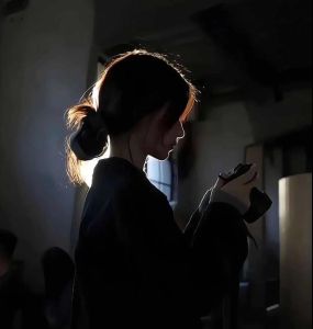 绝美女生氛围感图片_高颜值壁纸头像，氛围感十足，让你的社交媒体格调满满！