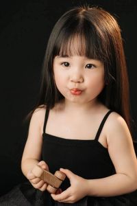 小女孩照片真人_可爱纯真小女孩，适合放儿童摄影集或相册