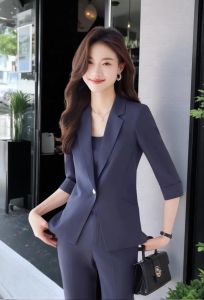 女士着正装的一般要求配图_女正装怎么穿？简洁大方，颜色选黑白灰，领带外套颜色搭，裙子及膝裤子挺括，专业干练